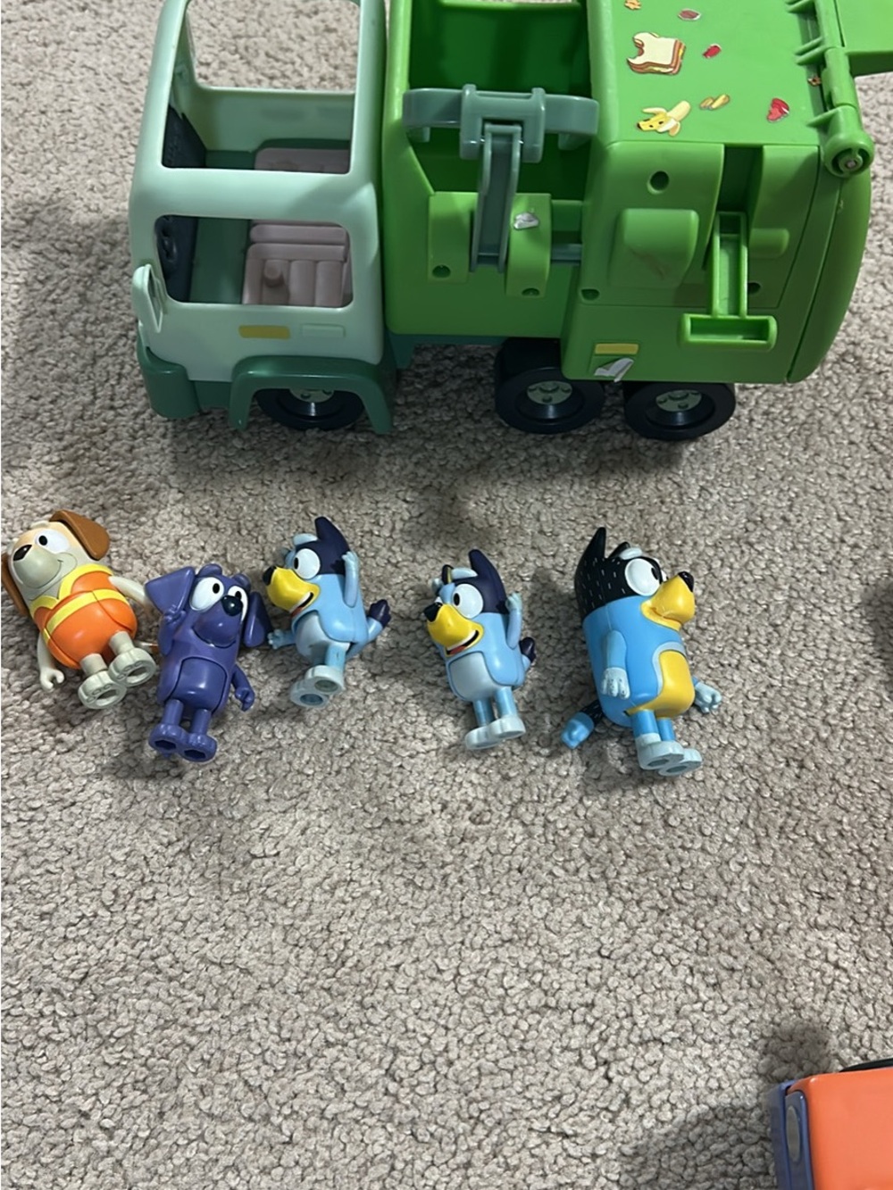 Bluey car, camper van, and trash truck and 5 characters - Picture 2 of 4